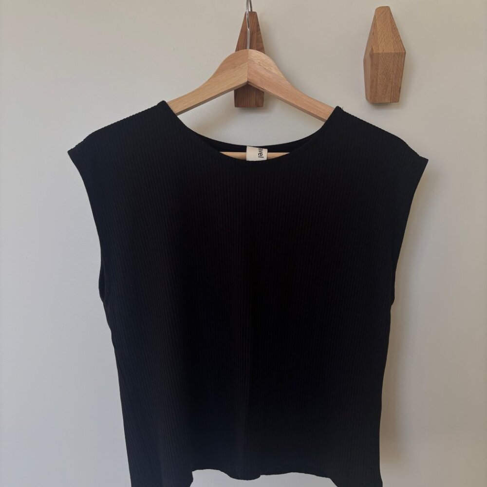 Eve Gravel black top